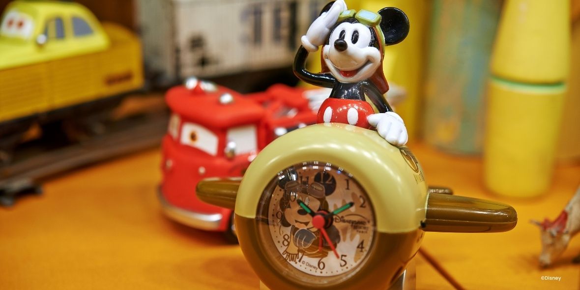 Wekker van mickey mouse in een vliegtuigje