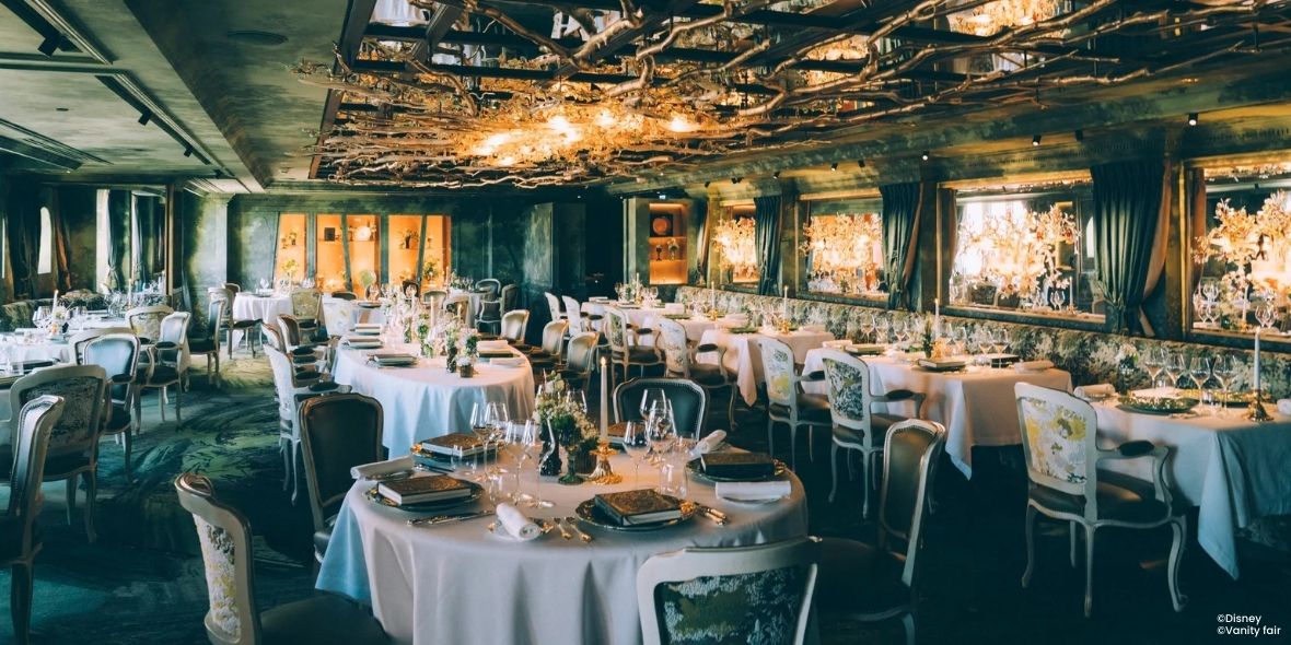 Het sfeervolle groene Interieur van restaurant La Forêt Secrète par Jean Imbert met gedekte tafels